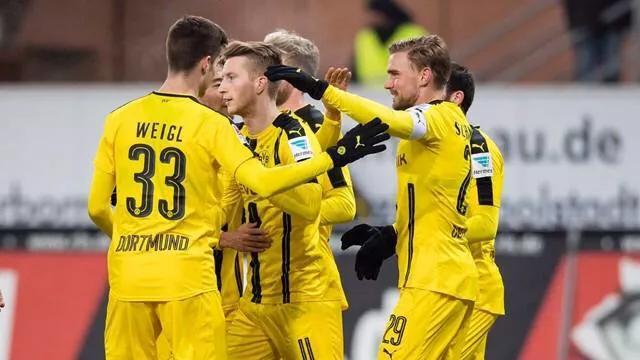  国际米兰客场力克劲旅，蓝黑军团稳居榜首位置